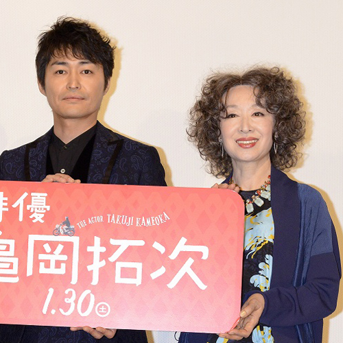 安田顕（左）と三田佳子（右）