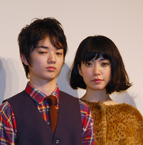 染谷将太（左）と川上未映子（右）