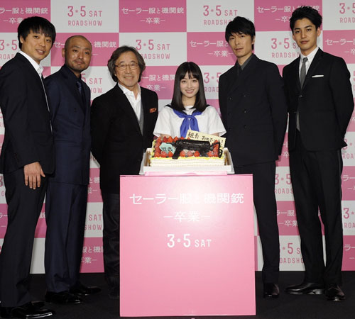 左から前田弘二監督、宇野祥平、武田鉄矢、橋本環奈、長谷川博己、大野拓朗