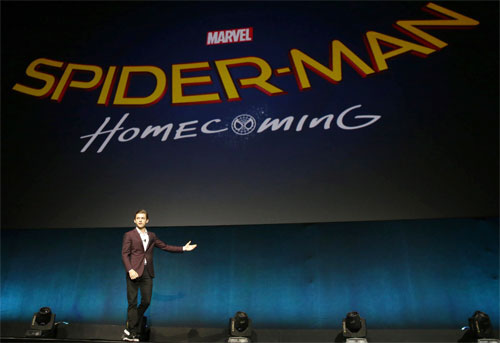 スパイダーマン新シリーズのタイトルを発表するスパイダーマン役のトム・ホランド