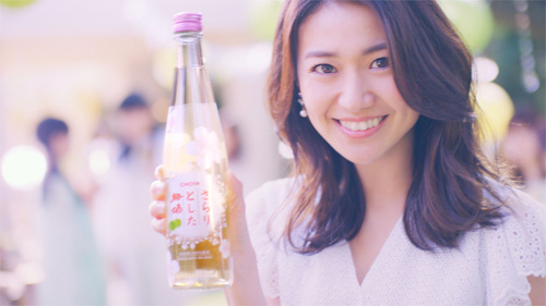 大島優子「ボトルで飲んじゃお！」、さらりとした梅酒の新CMが公開