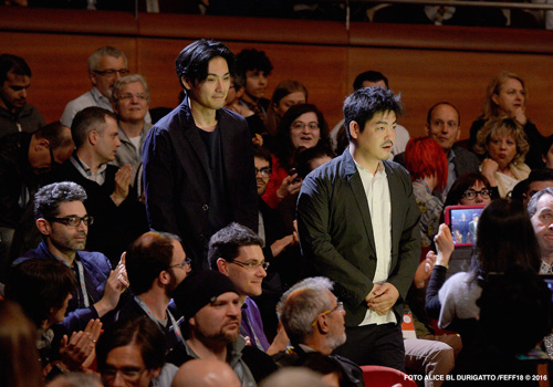 松田龍平（左）と沖田修一監督（右）