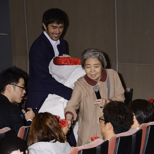 阿部寛と樹木希林が一緒になって客席に花をプレゼント！