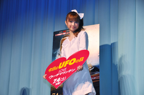 SFミステリー映画のイベントに出席した小倉優子