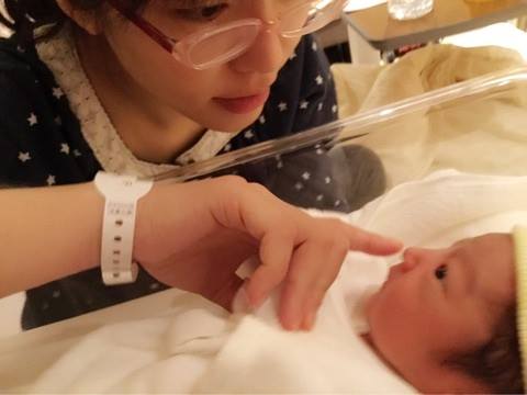 森崎友紀と生まれたばかりの赤ちゃんとの2ショット写真