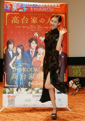 水原希子、スリットが深く入ったチャイナドレス姿で映画をアピール！