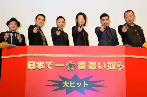 日本一ワルな警察官を演じた綾野剛らが初日舞台挨拶！