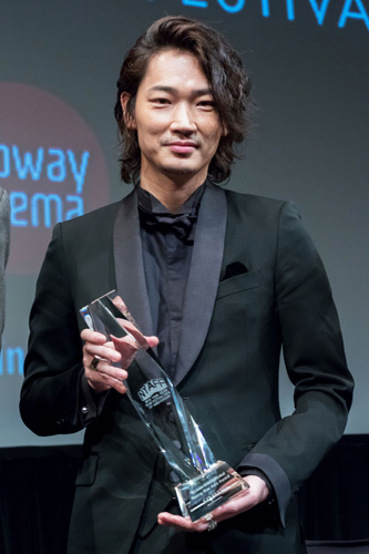 綾野剛が初ニューヨーク。映画祭授賞式に登壇し英語でスピーチ！