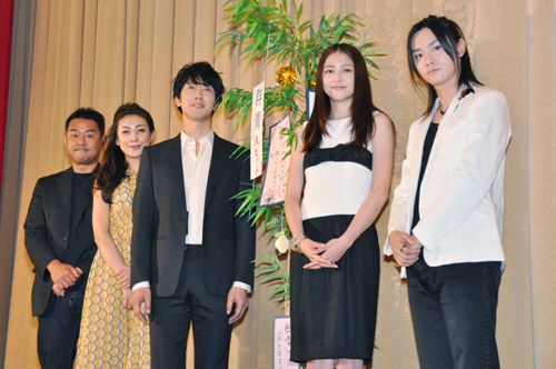 左から中川陽介監督、田中美里、佐々木蔵之介、長澤まさみ、良知真次（らち・しんじ）