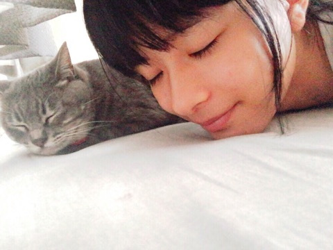 芳根京子と愛猫の寝起き2ショット写真にファンメロメロ！