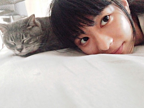 芳根京子と愛猫ミルさんの寝起き2ショット写真