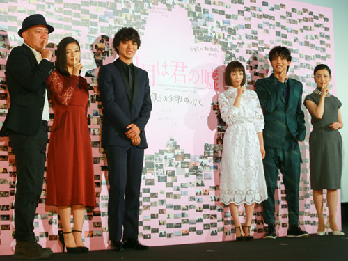 左から新城毅彦監督、石井杏奈、山崎賢人、広瀬すず、中川大志、檀れい