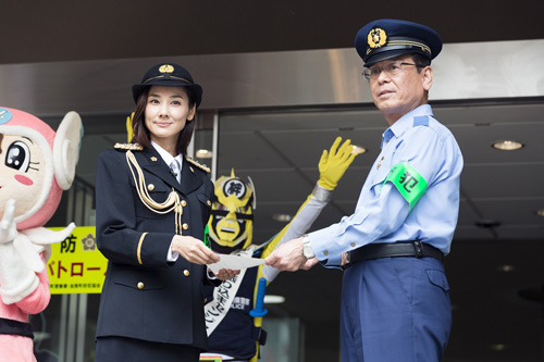 一日警察署長に就任した吉田羊