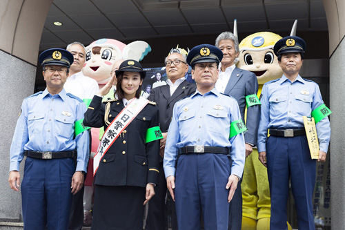 一日警察署長に就任した吉田羊