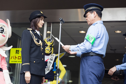 一日警察署長に就任した吉田羊