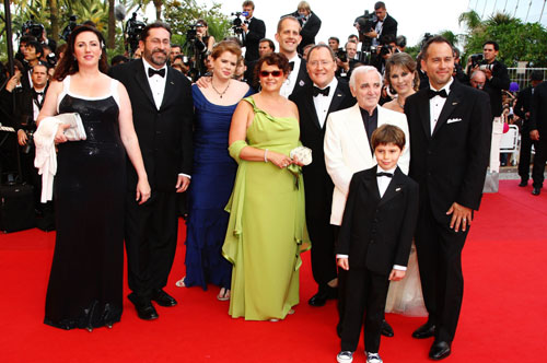 カンヌ国際映画祭でオープニング上映された｢カールじいさんの空飛ぶ家｣。後列左から2人目がボブ・ピーターソン（共同監督）、5人目がピート・ドクター（監督）、6人目が『トイ・ストーリー』などで知られる製作総指揮のジョン・ラセター監督。一番右がジョナス・リヴェラ（プロデューサー）
