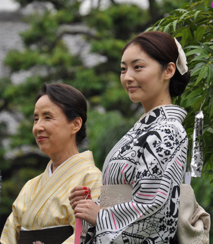 浴衣姿が美しい八千草薫（左）と常磐貴子（右）