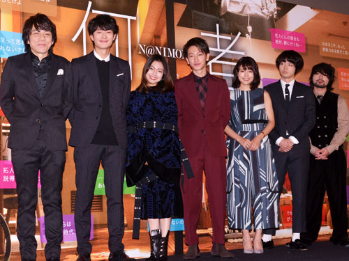 左から三浦大輔監督、岡田将生、二階堂ふみ、佐藤健、有村架純、菅田将暉、山田孝之