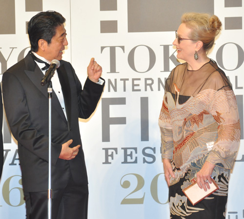 東京国際映画祭開幕！ 安倍首相、メリル・ストリープとご対面