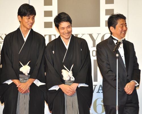 左から東出昌大、松山ケンイチ、安倍首相