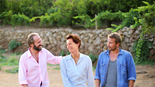 『胸騒ぎのシチリア』左よりレイフ・ファインズ、ティルダ・スウィントン、マティアス・スーナールツ
(C) 2015 FRENESY FILM COMPANY. ALL RIGHTS RESERVED