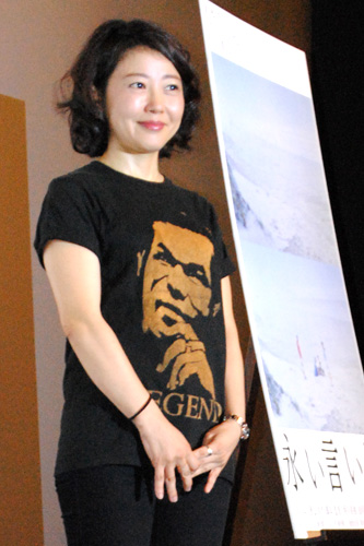 衣笠祥雄氏のTシャツ姿の西川美和監督