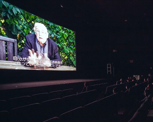 スクリーンで上映されたアンジェイ・ワイダ監督のメッセージ