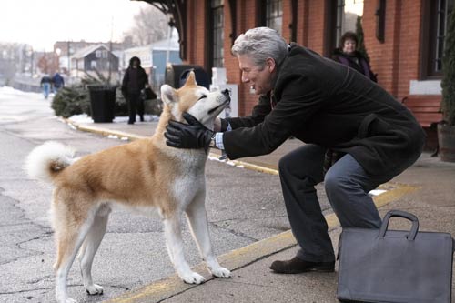 『HACHI 約束の犬』より。リチャード・ギア扮する主人を迎えるハチ。
(C) Hachiko,LLC