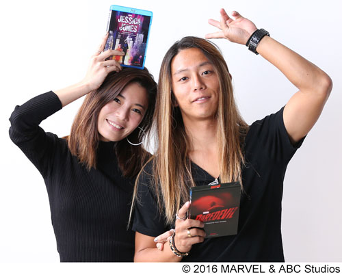 島袋聖南（左）と伊東大輝（右）
(C) 2016 MARVEL & ABC Studios