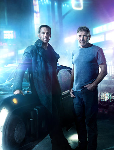 『ブレードランナー 2049』より。新人ブレードランナー“K”役を演じるライアン・ゴズリング（左）とブレードランナーのリック・デッカード役を演じるハリソン・フォード（右）