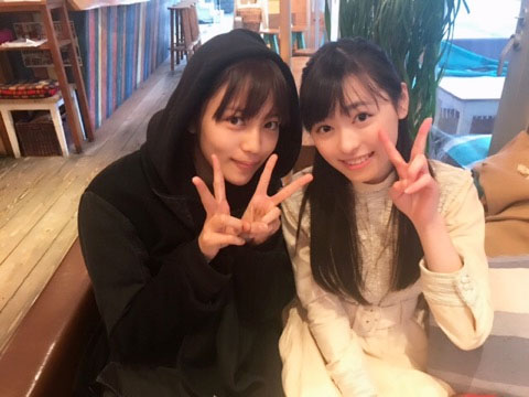 川口春奈（左）と福原遥（右）