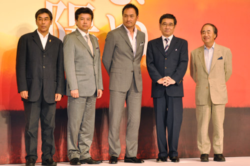 左から若松節朗監督、三浦友和、渡辺謙、石坂浩二、製作総指揮の角川歴彦