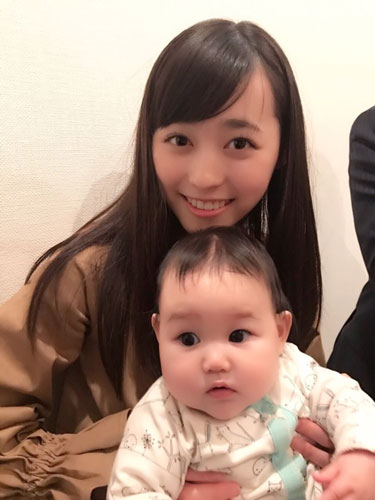 赤ちゃんを抱っこする福原遥