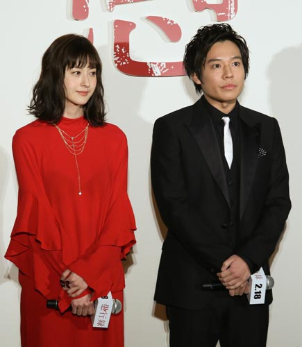 松本若菜（左）と小出恵介（右）