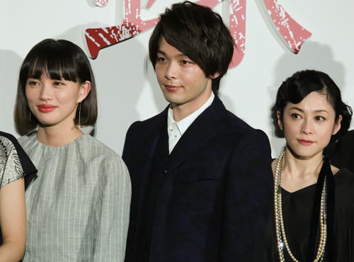 左から臼田あさ美、中村倫也、濱田マリ