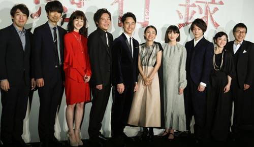 左から石川慶監督、眞島秀和、松本若菜、小出恵介、妻夫木聡、満島ひかり、臼田あさ美、中村倫也、濱田マリ、平田満