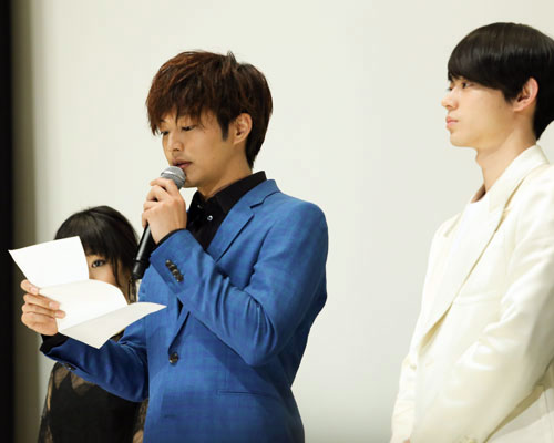 GReeeeNのプロデューサー・ジンからの手紙を読み上げる松坂桃李（左）と菅田将暉（右）