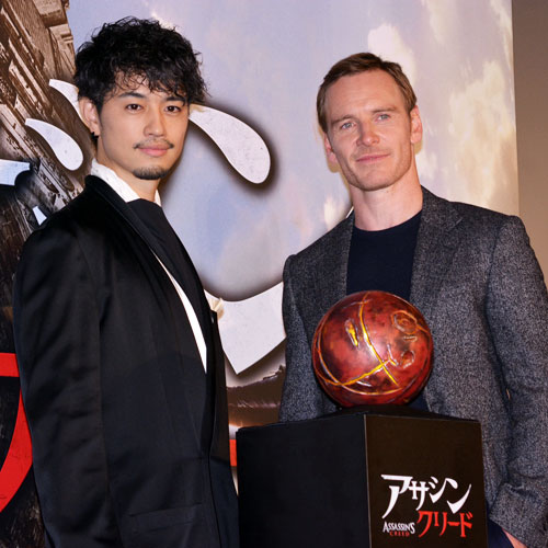 斎藤工（左）とマイケル・ファスベンダー（右）