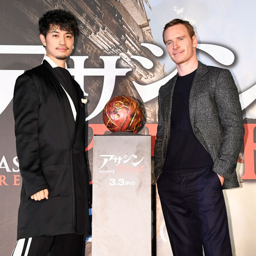 斎藤工（左）とマイケル・ファスベンダー（右）