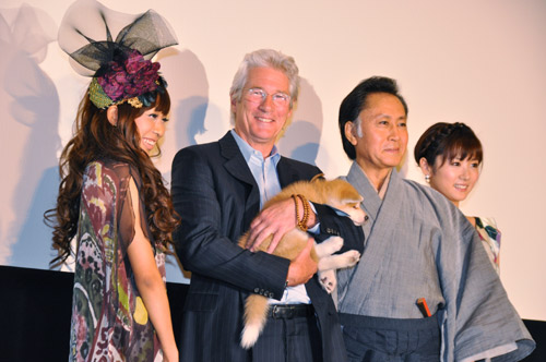 日本映画『ハチ公物語』（87）でハチ公を演じた犬の子孫にあたる子犬と共に。左から青山テルマ、リチャード・ギア、北大路欣也、高島彩アナウンサー