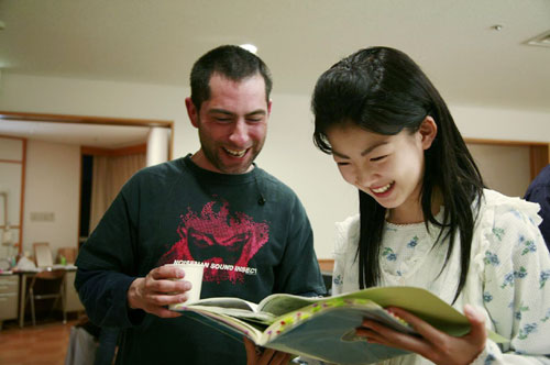 撮影中のマイケル・アリアス監督（左）と福田麻由子（右）