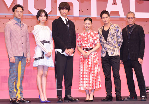 左から満島真之介、戸田恵梨香、福士蒼汰、杉咲花、市原隼人、三池崇史監督