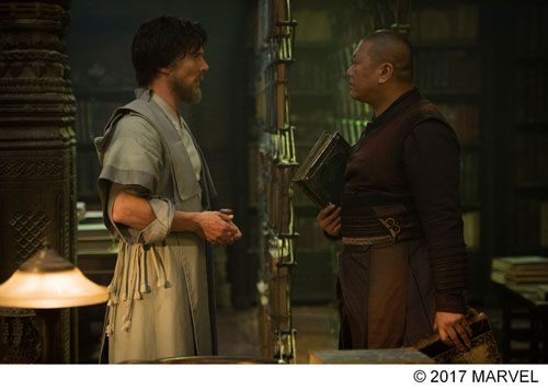 ドクター・ストレンジ役のベネディクト・カンバーバッチ（左）と図書室の番人ウォン役のベネディクト・ウォン（右）
(C) 2017 Marvel