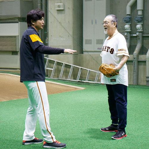 ジャイアンツの高橋由伸監督からアドバイスをもらう仲代達矢