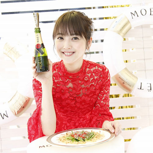 佐々木希が真っ赤なドレス姿で登場！ シャンパン愛飲を告白