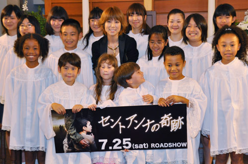 イベントでマイケル・ジャクソンの「Heal The World」を合唱した子どもたちとhitomi