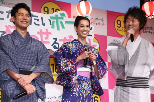 左から妻夫木聡、水原希子、新井浩文