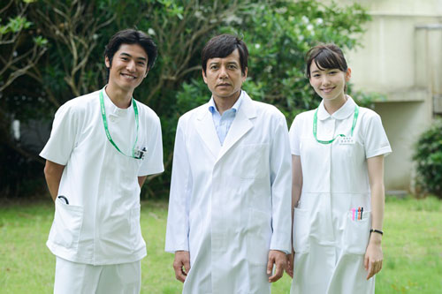 『ドクターY〜外科医・加地秀樹〜』に看護師・清水怜子役で出演する飯豊まりえ（右）