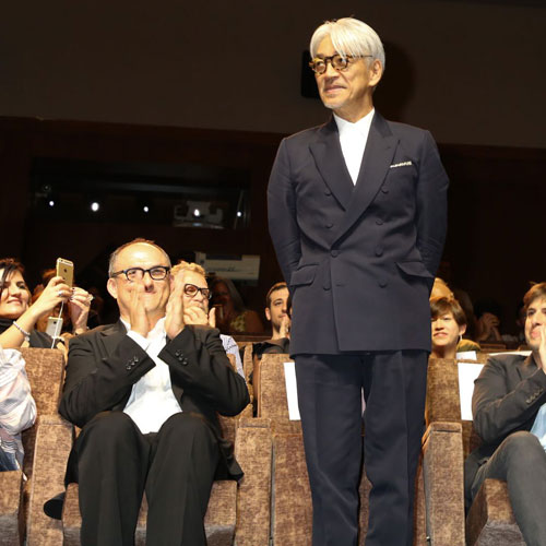 スティーブン・ノムラ・シブル監督と坂本龍一
(C) Kazuko Wakayama