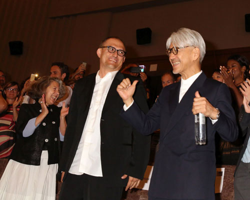 スティーブン・ノムラ・シブル監督と坂本龍一
(C) Kazuko Wakayama